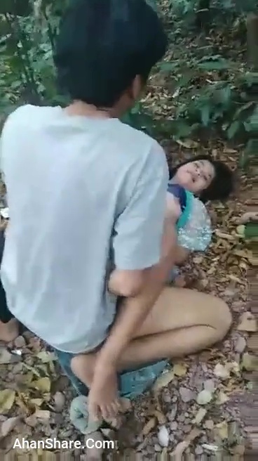 ABG Ngewe Disemak-semak Kepergok Dipaksa Ngulang Ama Warga