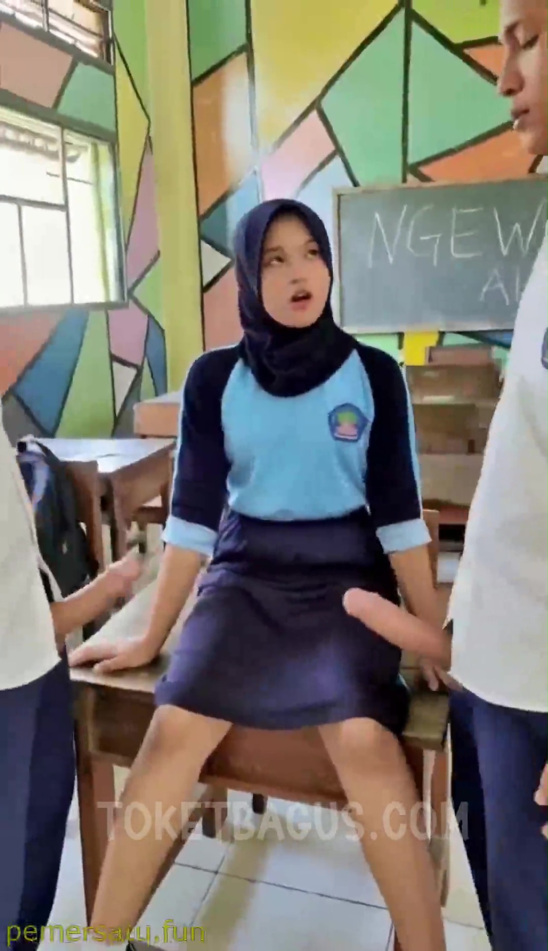 Murid smp seragam olahraga ngewe di kelas