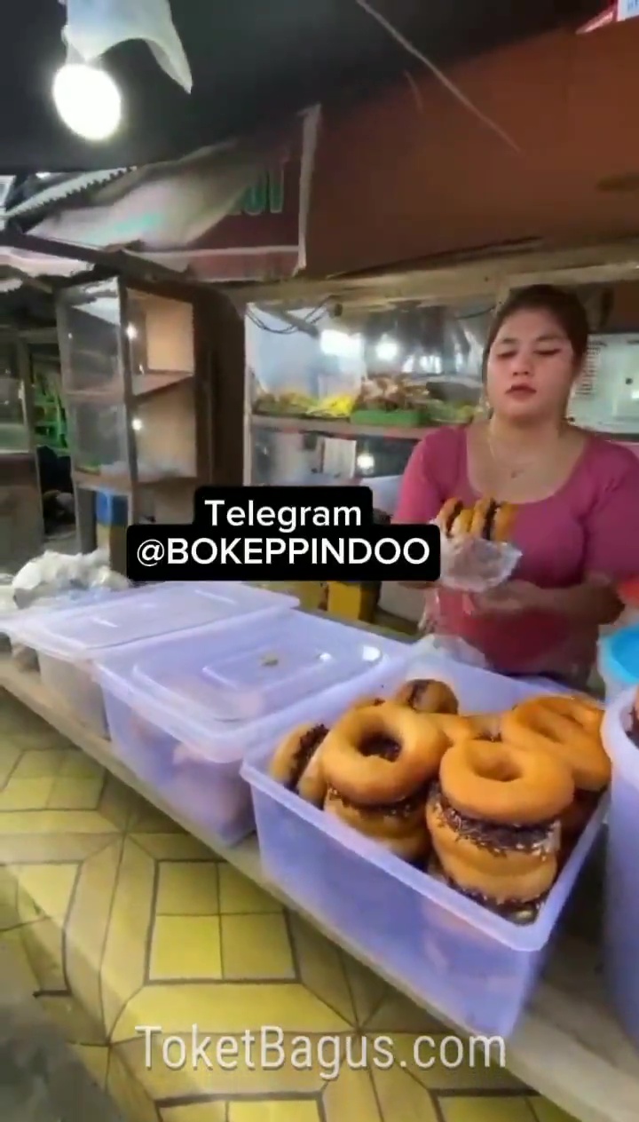 Tante penjual donat sekalian jual memek viral