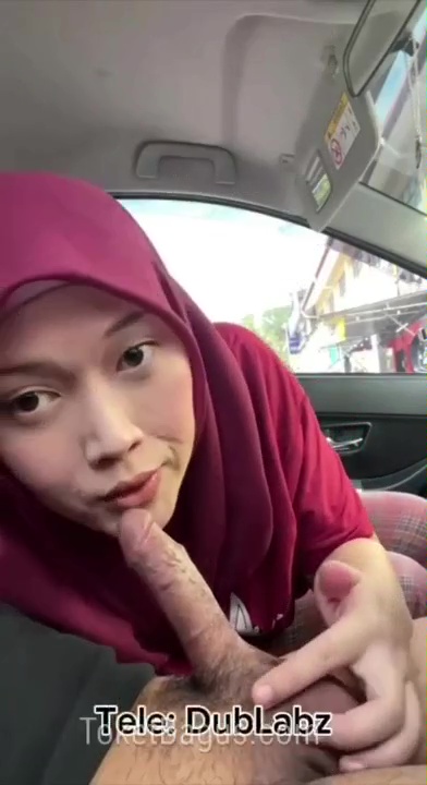 Tante malay istri orang selingkuh nyepong kontol di mobil